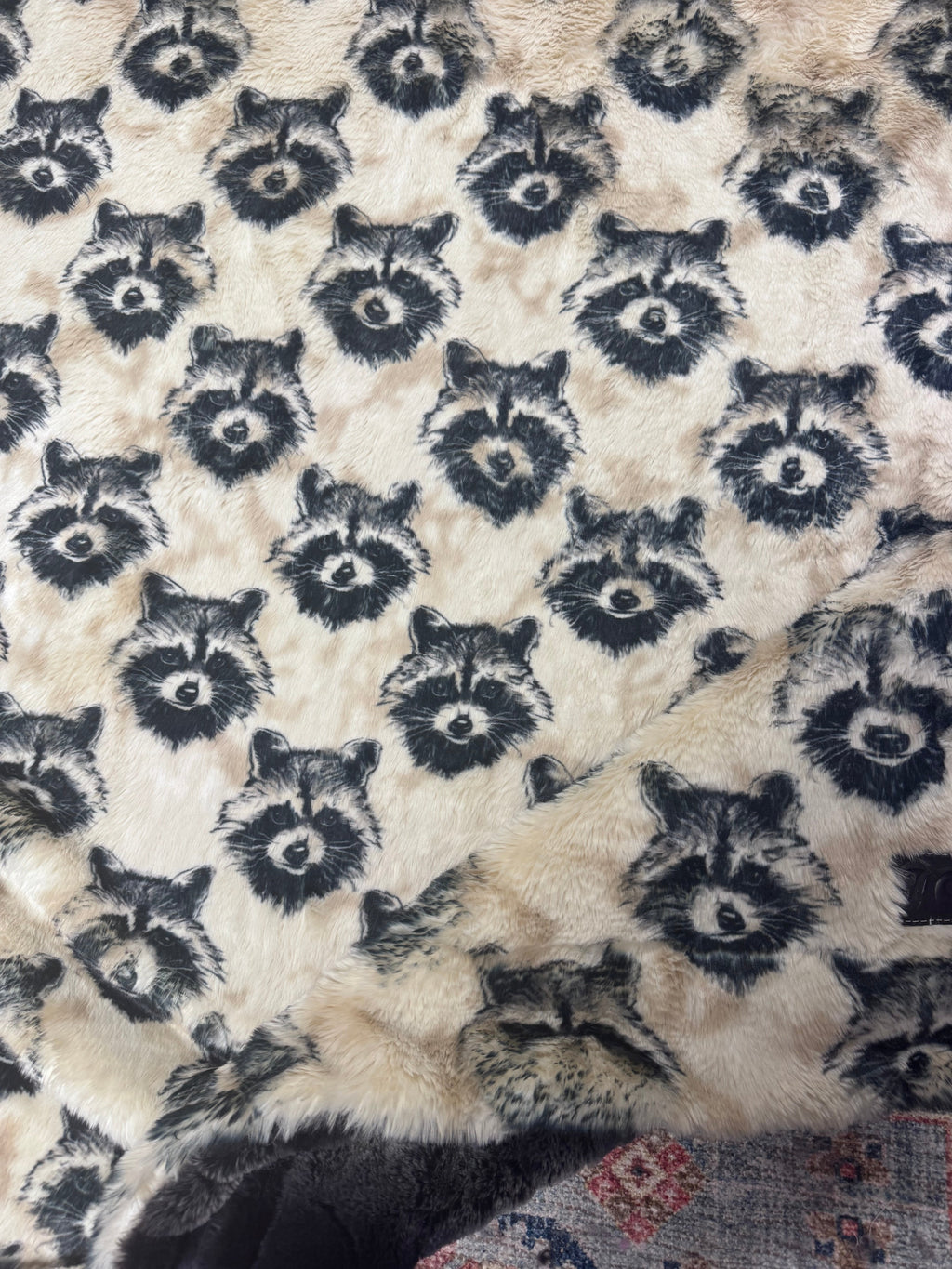 Throw  trash panda on Siberian / stripe Hudson black grey