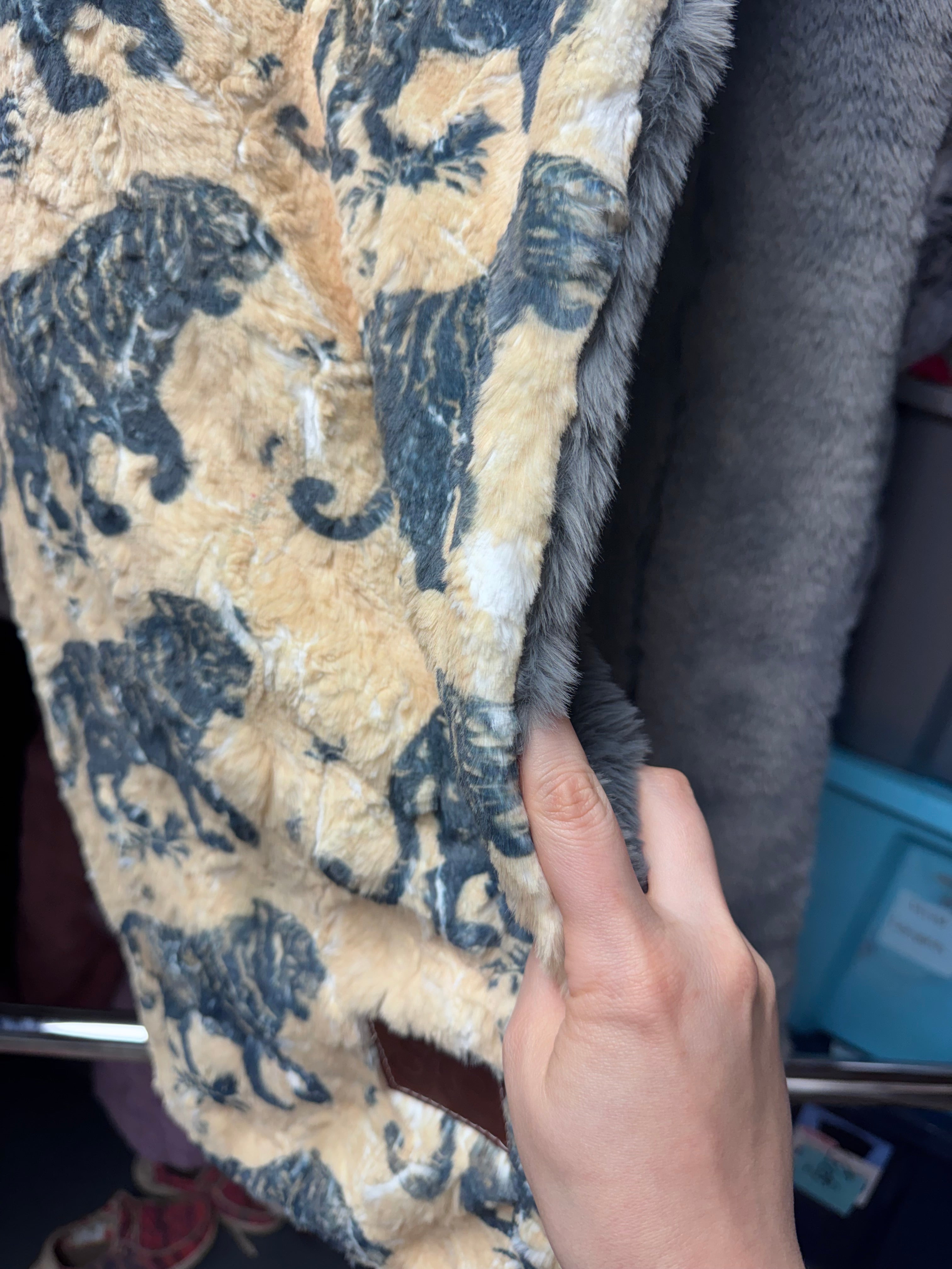 Throw tigers on Bella/ stone Siberian