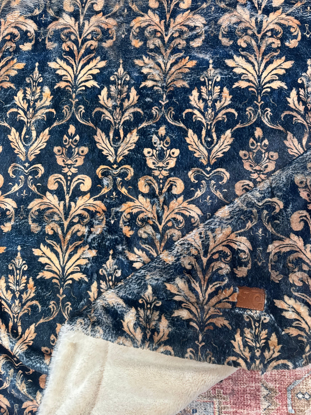 Throw royal damask on kodi/ sand snow bunny