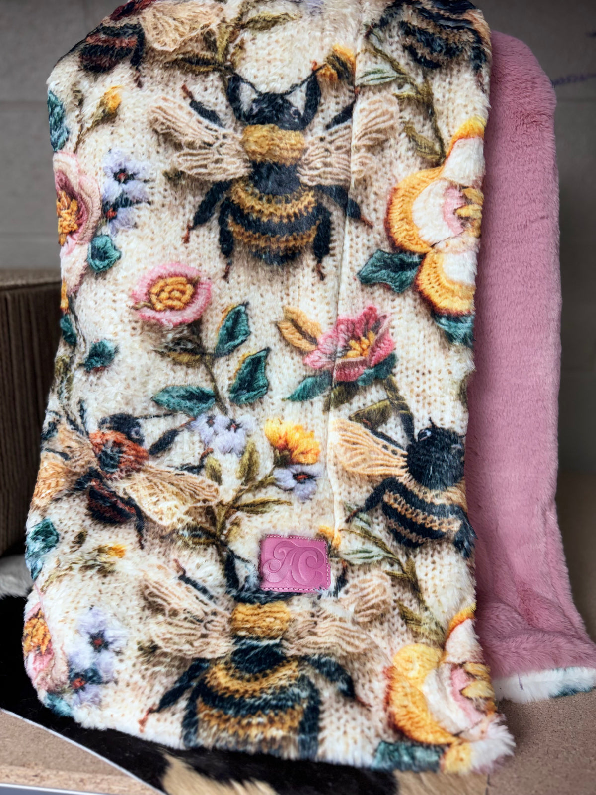 dark sweater bees on kodi/ dusty pink Siberian