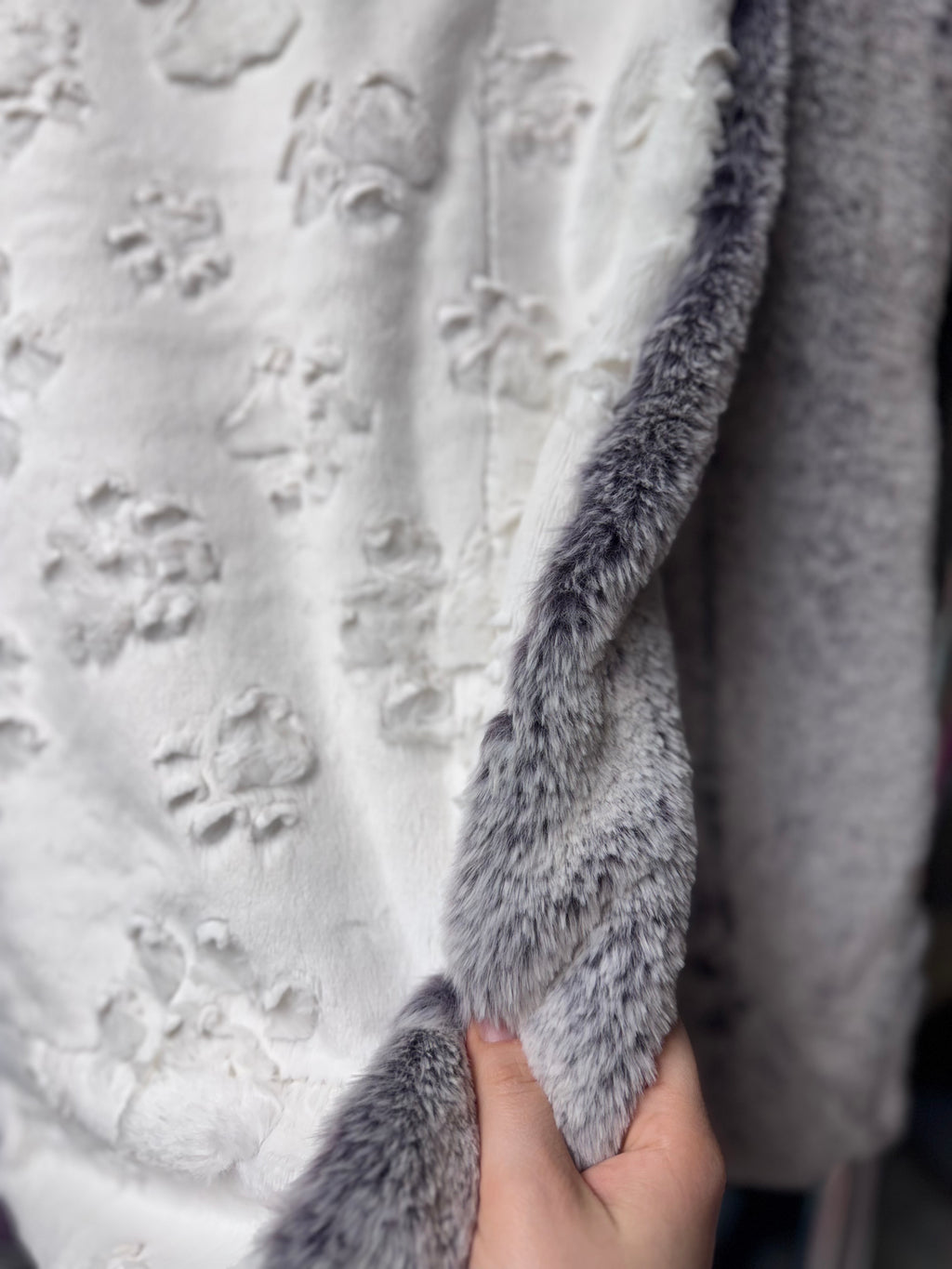 Throw natural paws/ blackberry frosted whispy