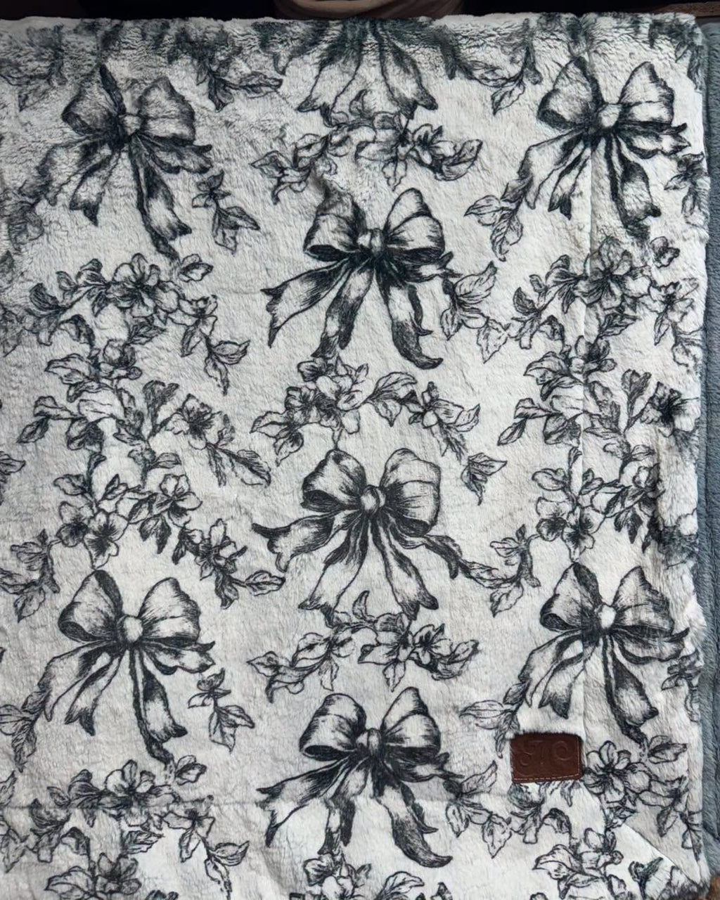 Throw bows on kodi/ Raindrop glazed vienna
