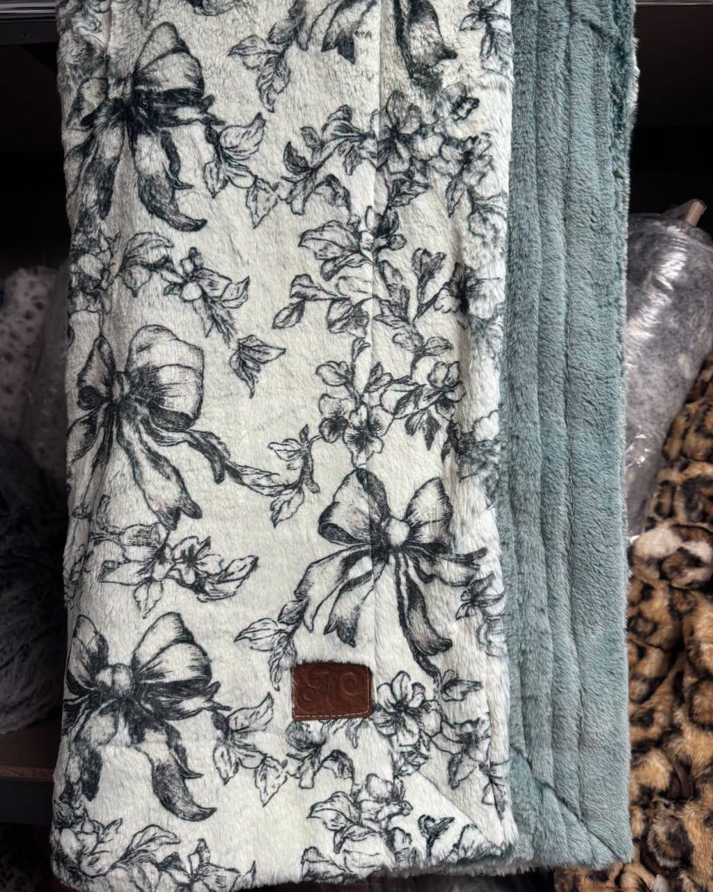 Throw bows on kodi/ Raindrop glazed vienna