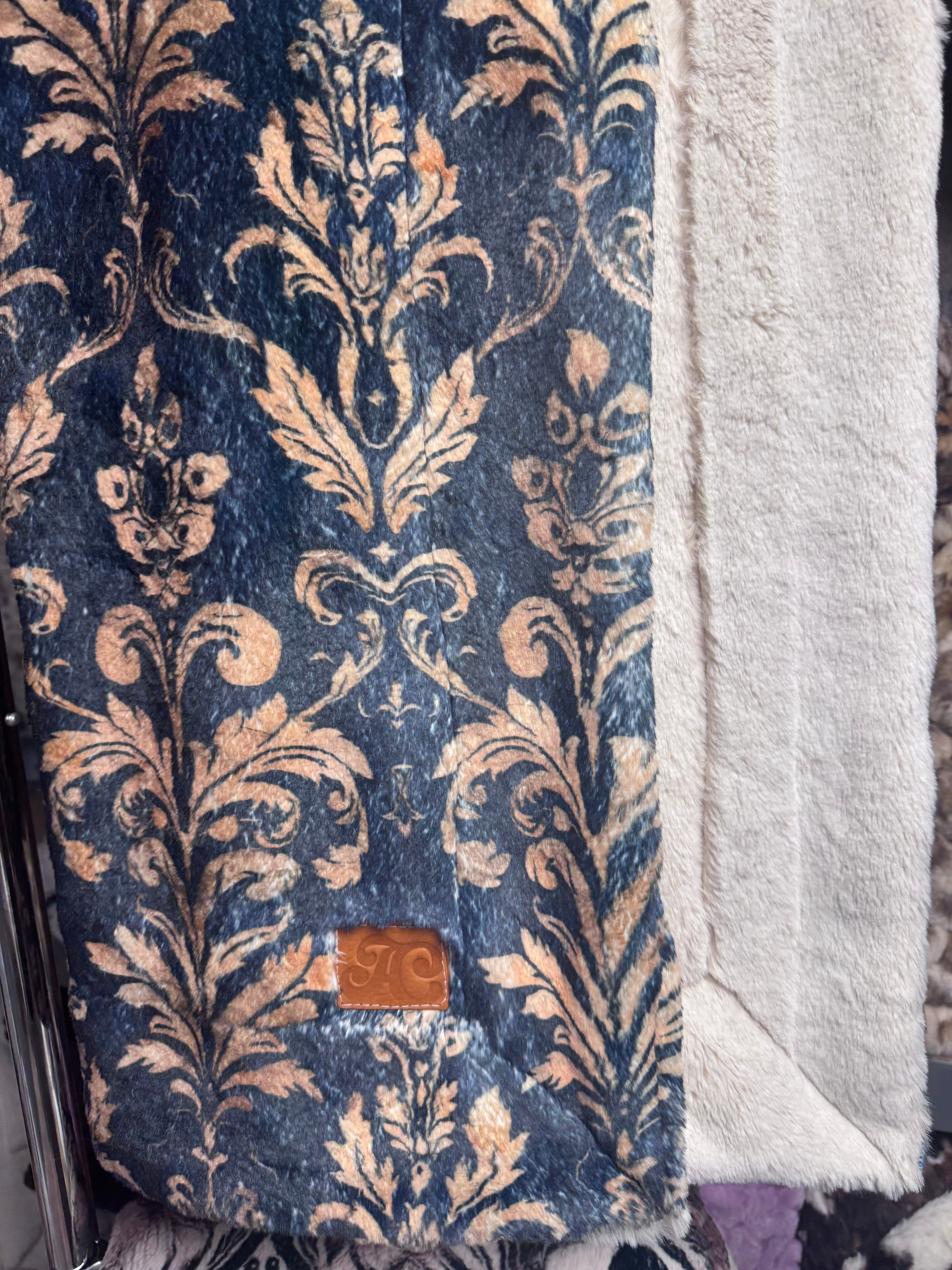 Throw royal damask on kodi/ sand snow bunny