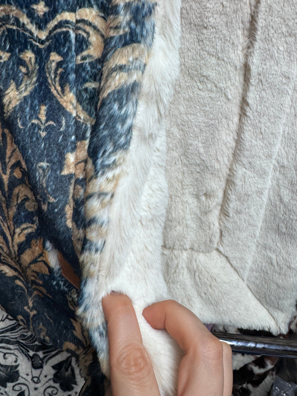 Throw royal damask on kodi/ sand snow bunny