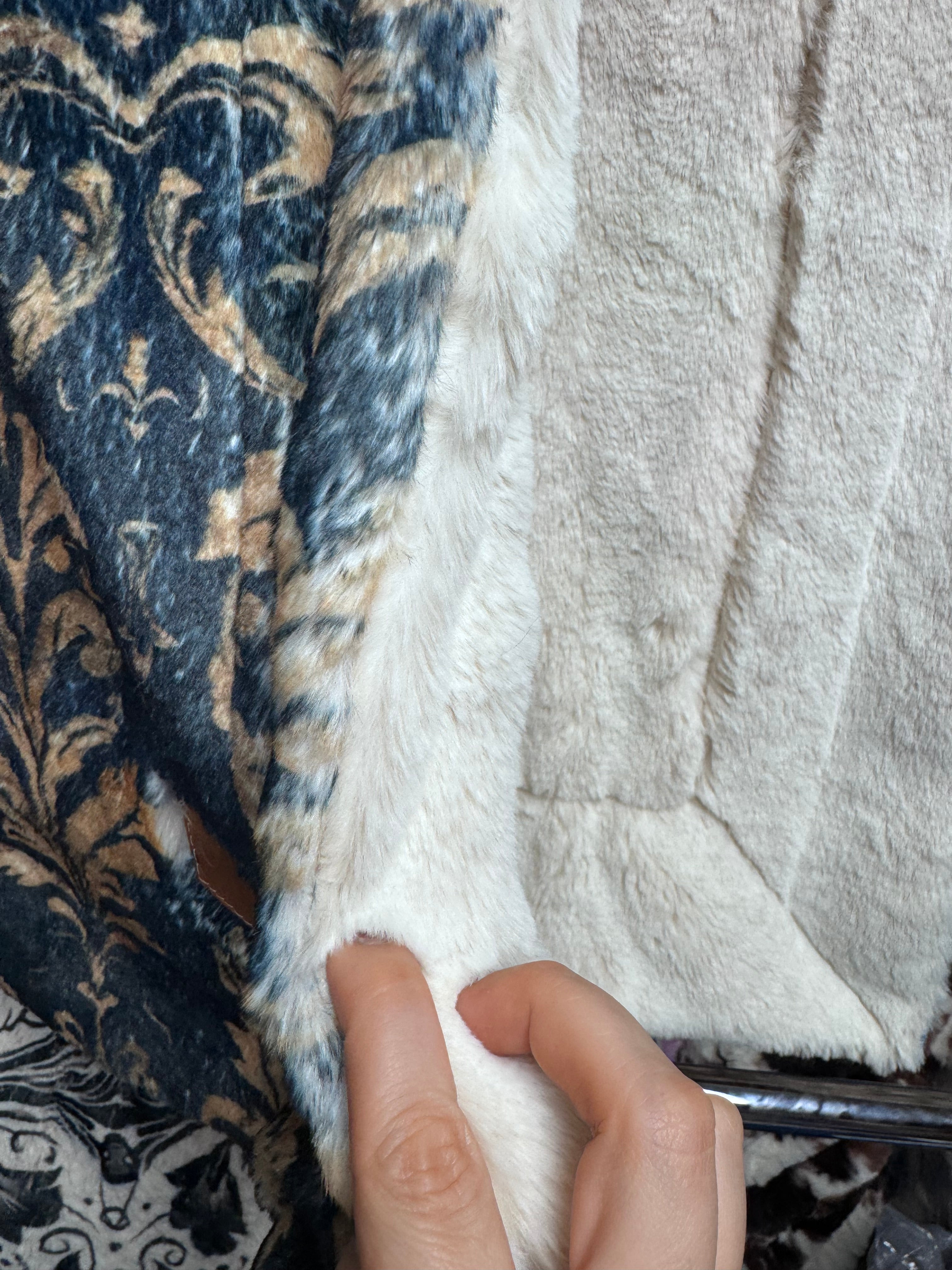 Throw royal damask on kodi/ sand snow bunny