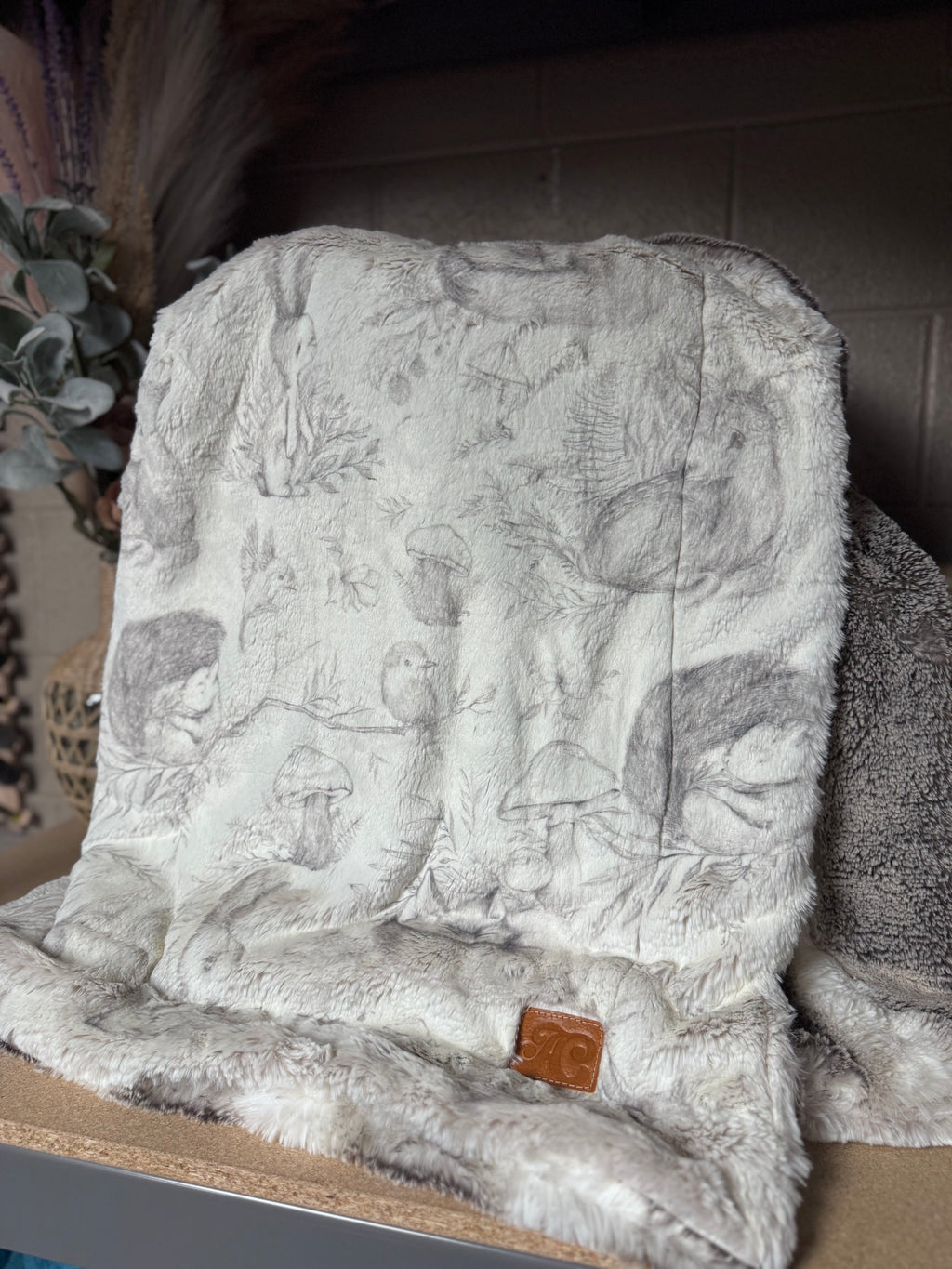 Throw dainty woodland on kodi/ fig arctic chinchilla