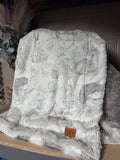 Throw dainty woodland on kodi/ fig arctic chinchilla