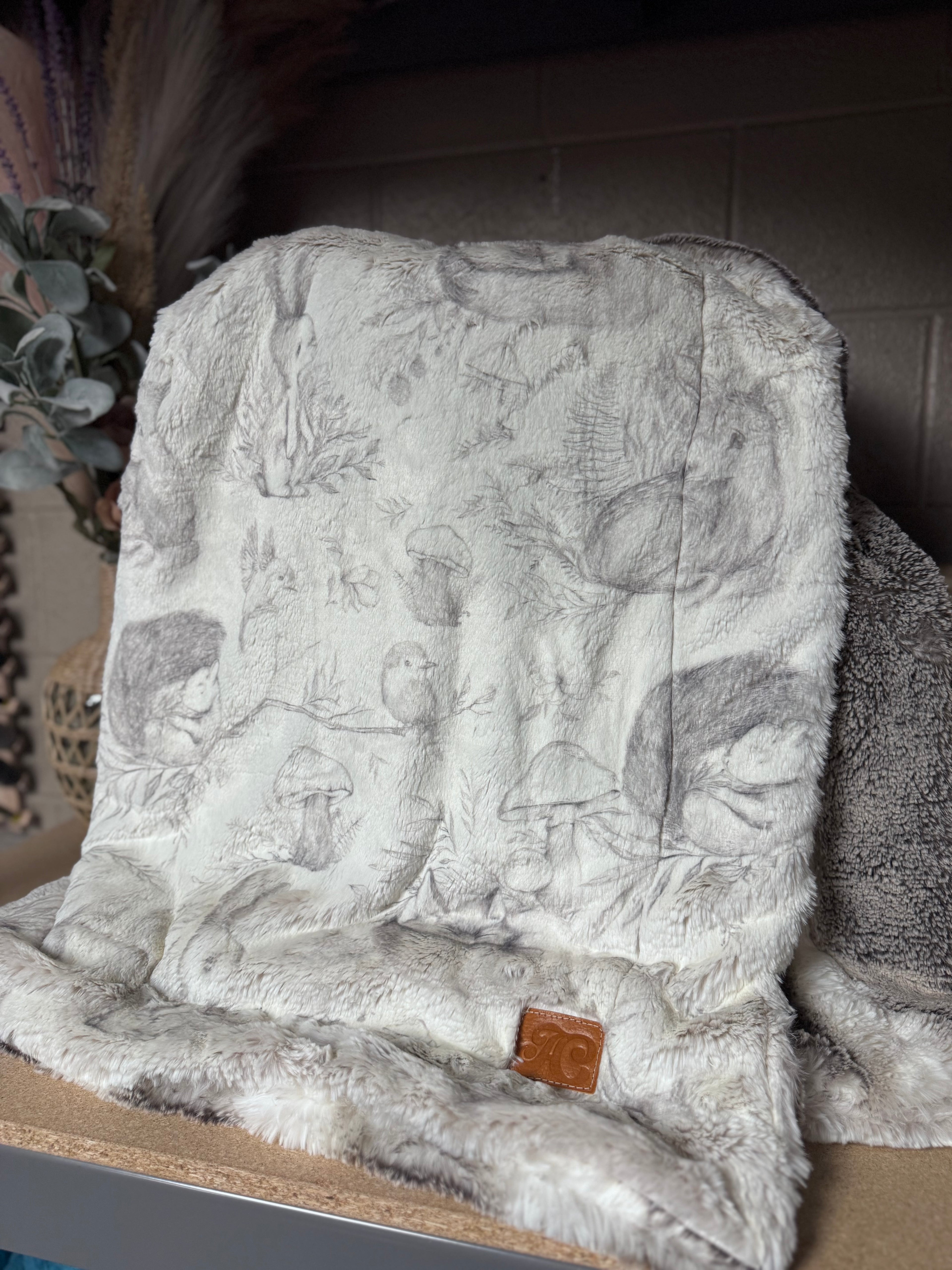 Throw dainty woodland on kodi/ fig arctic chinchilla