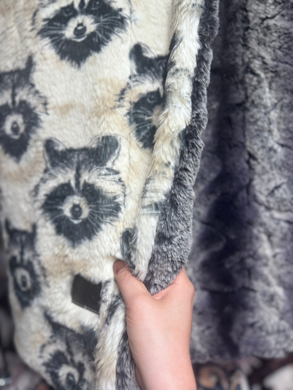 Throw  trash panda on Siberian / stripe Hudson black grey