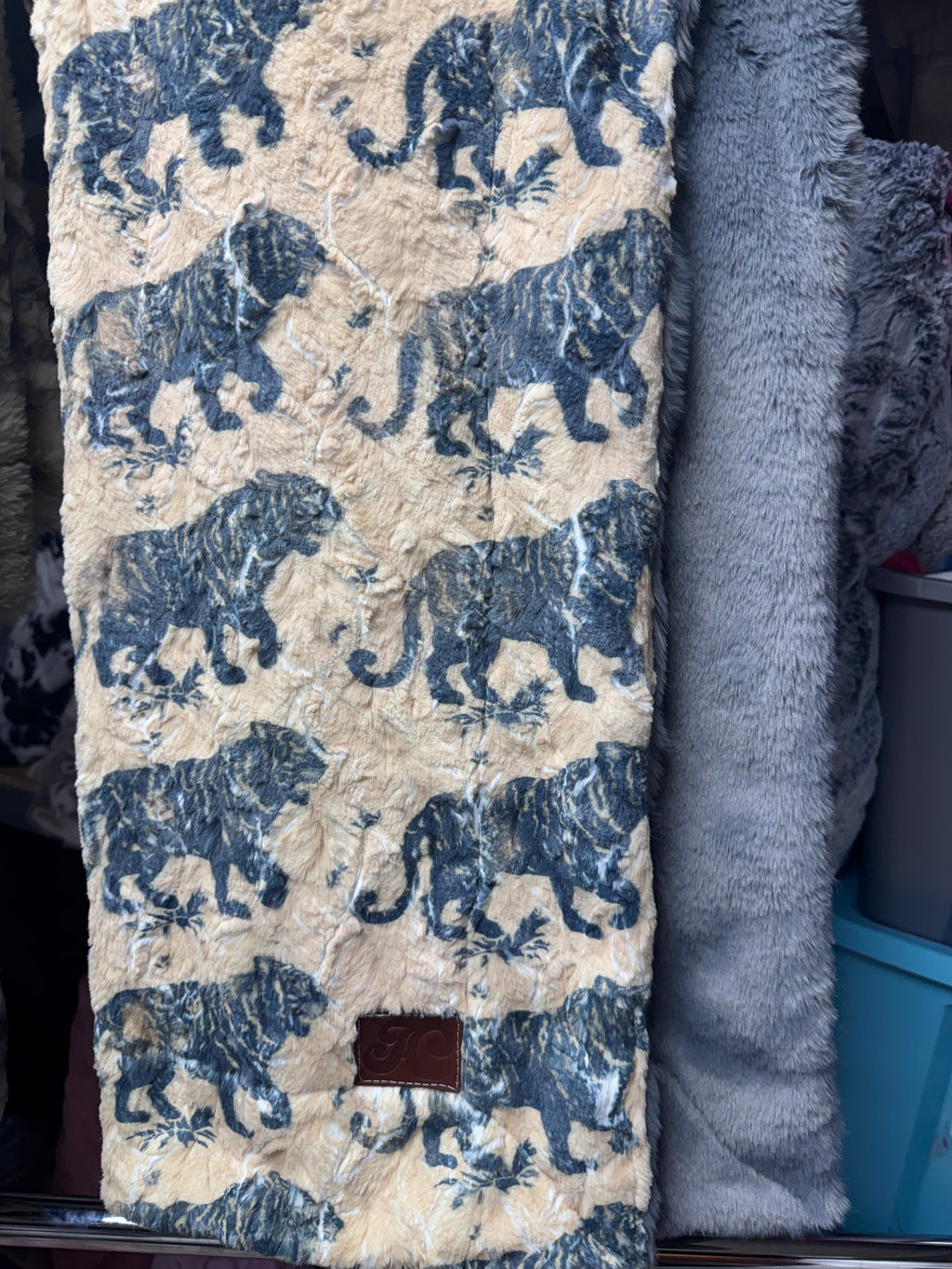 Throw tigers on Bella/ stone Siberian