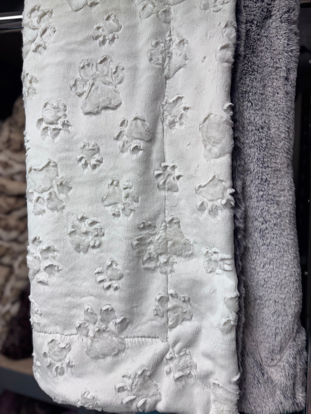 Throw natural paws/ blackberry frosted whispy