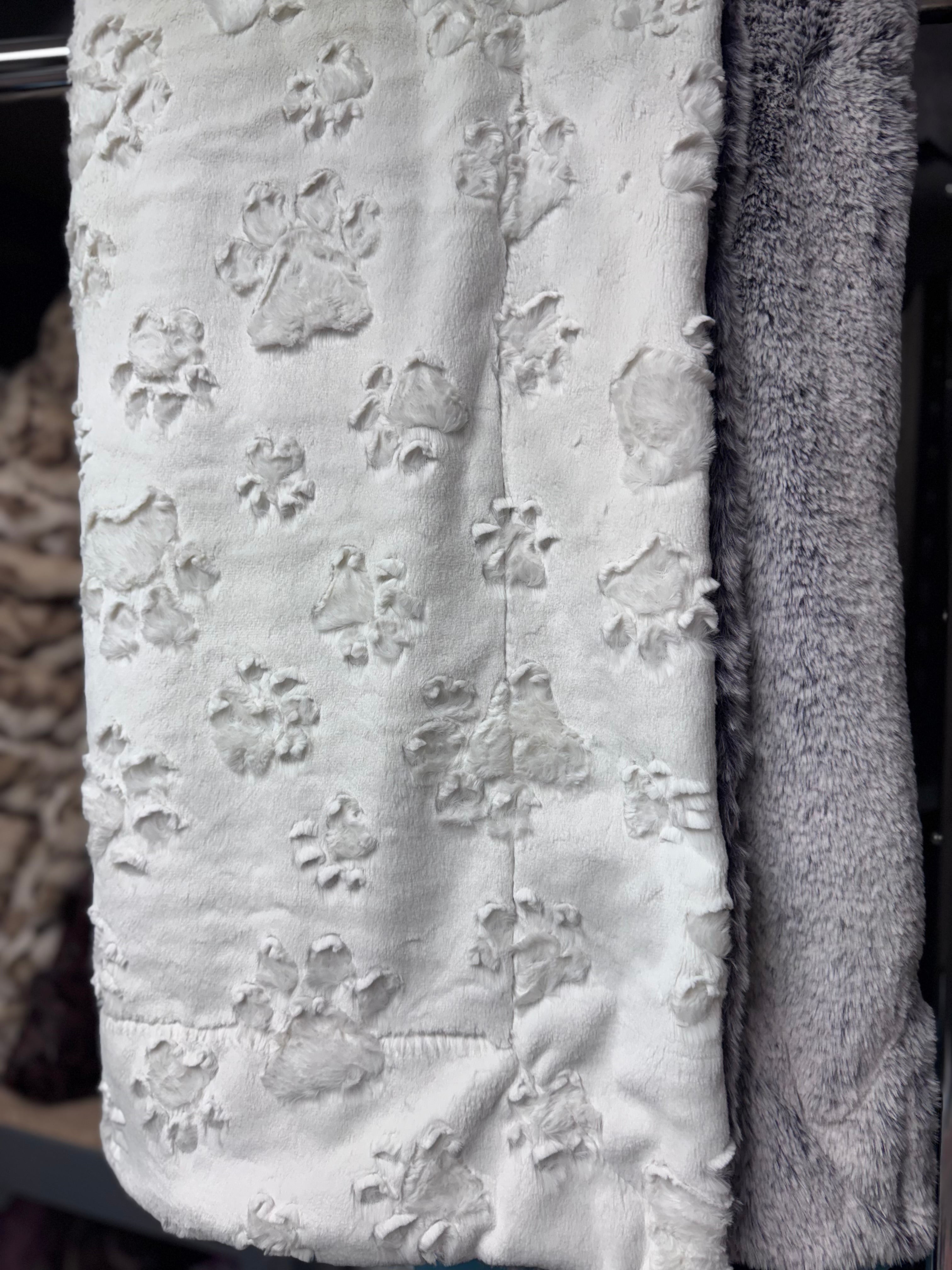 Throw natural paws/ blackberry frosted whispy
